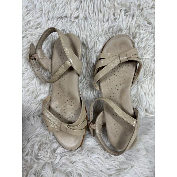 SAS Strappy Sandals Shoes Adjustable Buckle Open Toe Tan Womens Size 6W - Picture 1 of 8
